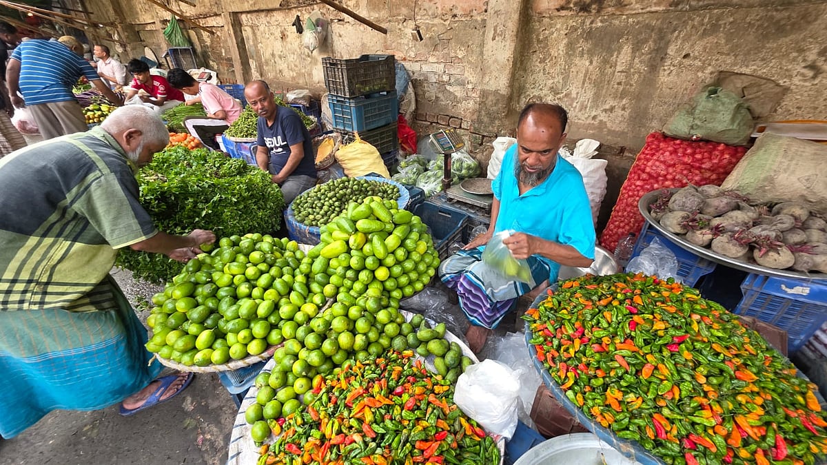 রোজার শুরুতে নারায়ণগঞ্জ শহরের পাইকারি কাঁচাবাজার দ্বিগুবাবুর বাজারে লেবু বিক্রি হচ্ছে হালি ১২০ টাকা। শনিবার সকালে