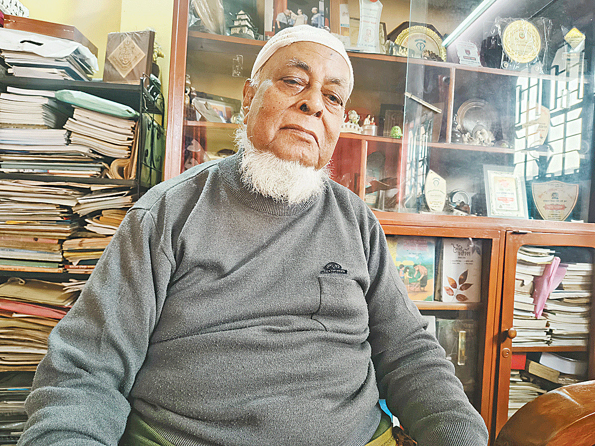 নিজের বাসায় ভাষা আন্দোলনের দিনগুলোর স্মৃতি আওড়ান ভাষাসৈনিক সামিউল হক নান্টু। গতকাল সকালে কুড়িগ্রাম পৌরসভার সবুজ পাড়ায়