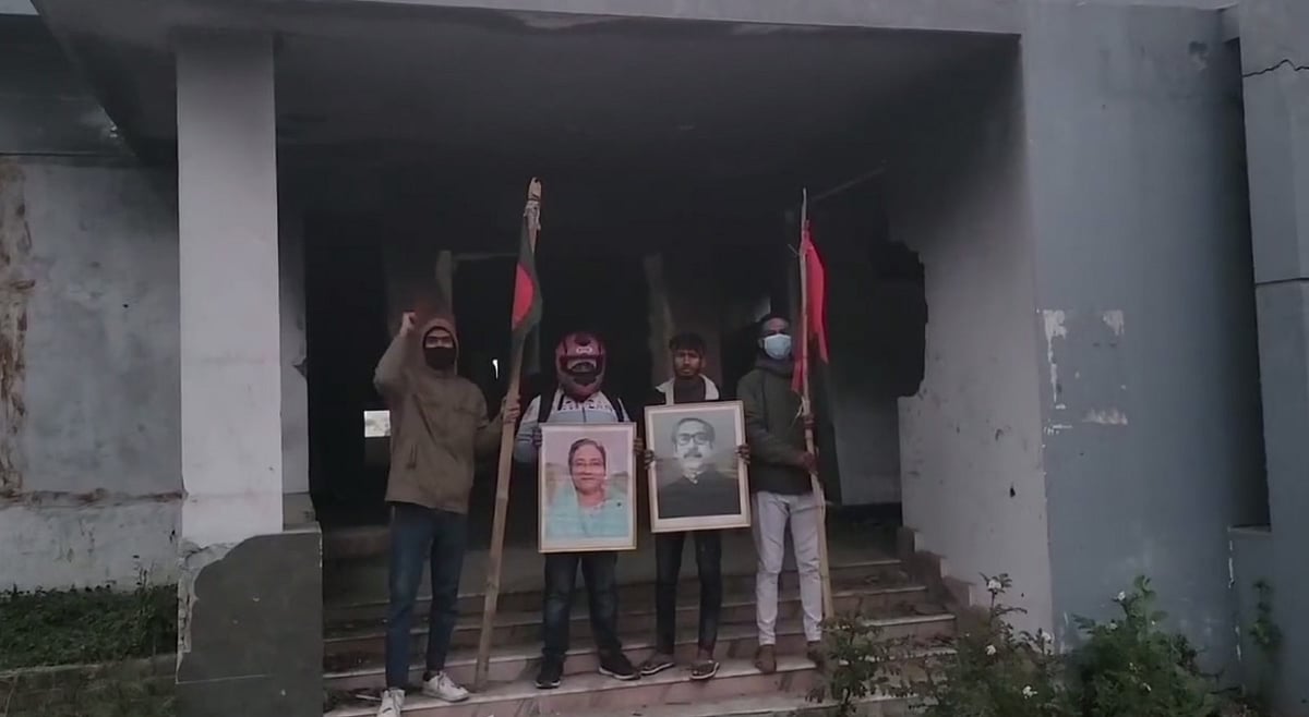 রাজশাহী জেলা আওয়ামী লীগের ভাঙচুর করা কার্যালয়ে নিষিদ্ধ ছাত্রলীগের নেতা-কর্মীদের স্লোগান