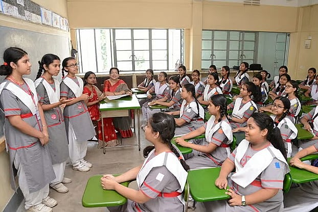 ক্লাসে শিক্ষার্থীরা