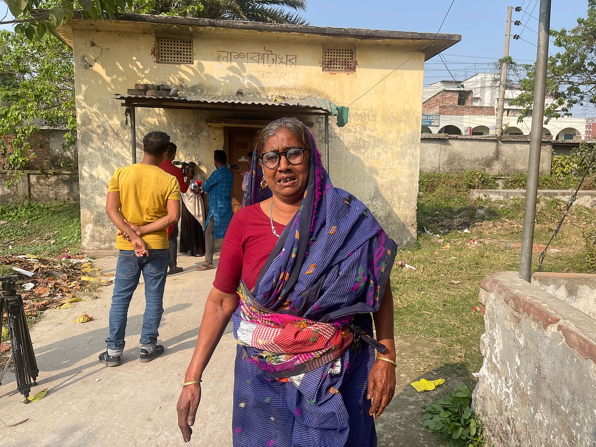 কুষ্টিয়ায় সড়ক দুর্ঘটনায় পাঁচজন নিহত হওয়ার খবরে মর্গে যান এক স্বজন। সেখানে তাঁকে আহাজারি করতে দেখা যায়। আজ শনিবার বিকেলে কুষ্টিয়া জেনারেল হাসপাতালে