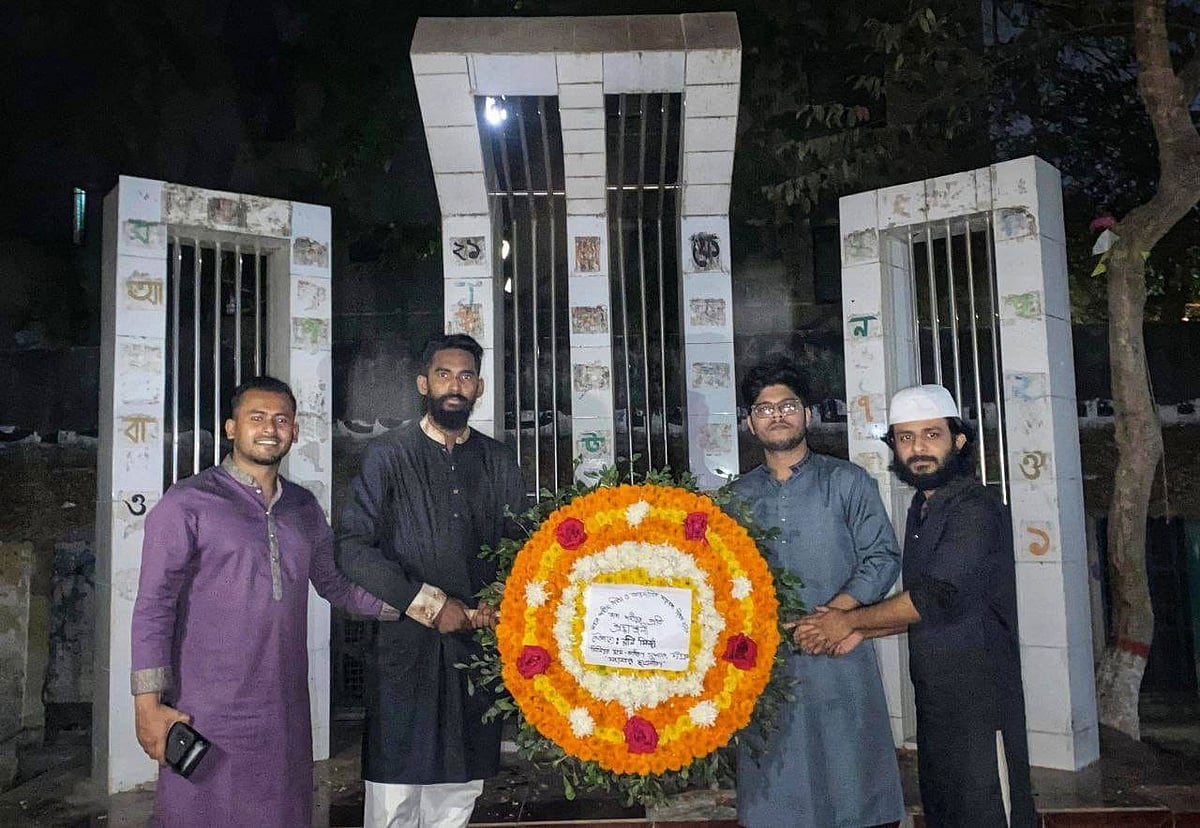 শহীদ মিনারে ফুল নিয়ে দাঁড়িয়ে রয়েছেন নিষিদ্ধ ছাত্রলীগের চট্টগ্রাম নগর শাখার চার নেতা–কর্মী