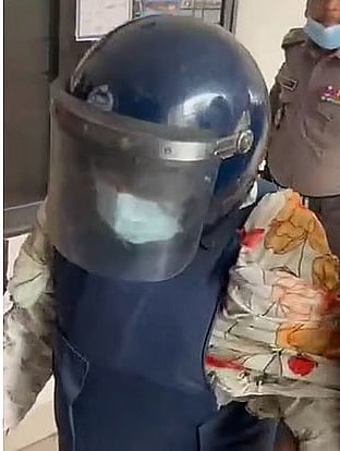 বিমানের সাবেক এমডি সাফিকুর রহমানের স্ত্রী বীথি। ১০ ফেব্রুয়ারি ঢাকার আদালতে হাজির করার সময় তোলা