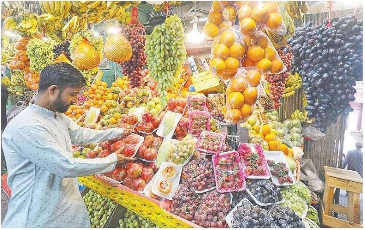 বিক্রির জন্য ফলের পসরা সাজিয়েছেন এক বিক্রেতা। গতকাল বেলা দুইটায় চট্টগ্রাম নগরের কাজীর দেউড়ি বাজারে