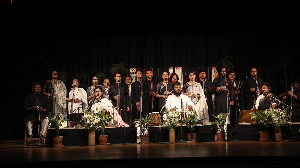 অনুষ্ঠানের শুরুতেই ছিল ছায়ানটের শিল্পীদের দলীয় পরিবেশনা