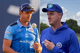 মুখোমুখি দুই ভাই, কার পক্ষ নেবেন মা