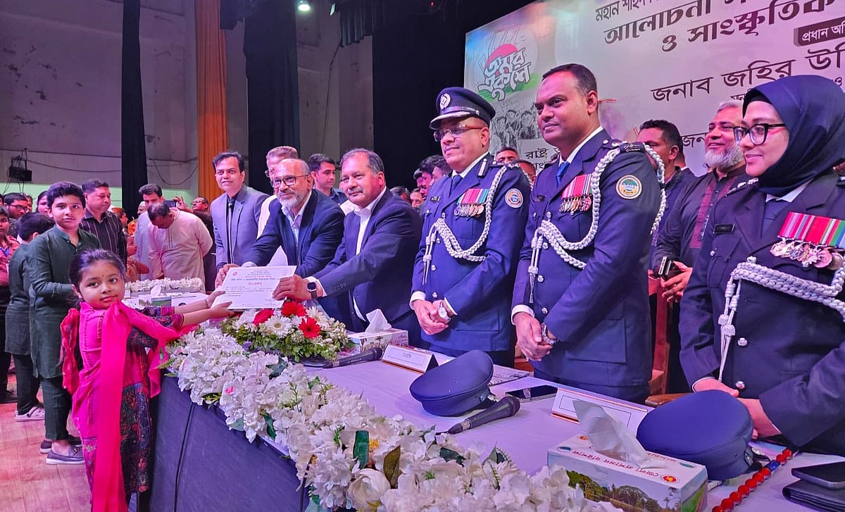 মহান শহীদ দিবস উপলক্ষে চিত্রাঙ্কনসহ বিভিন্ন প্রতিযোগিতায় বিজয়ীদের হাতে পুরস্কার তুলে দেন তথ্য ও সম্প্রচার মন্ত্রী জহির উদ্দিন স্বপন। শনিবার দুপুরে বরিশাল শিল্পকলা একাডেমি মিলনায়তনে