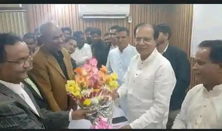 লালমনিরহাট জেলা আওয়ামী লীগের অর্থসম্পাদক হাবিবুর রহমান এবং শিক্ষা ও মানব সম্পদ সম্পাদক শরওয়ার আলম দুর্যোগ ব্যবস্থাপনা ও ত্রাণমন্ত্রী আসাদুল হাবিব দুলুকে ফুলেল শুভেচ্ছা জানান। শনিবার রাতে লালমনিরহাট সার্কিট হাউজ ভিআইপি মিলনায়তনে