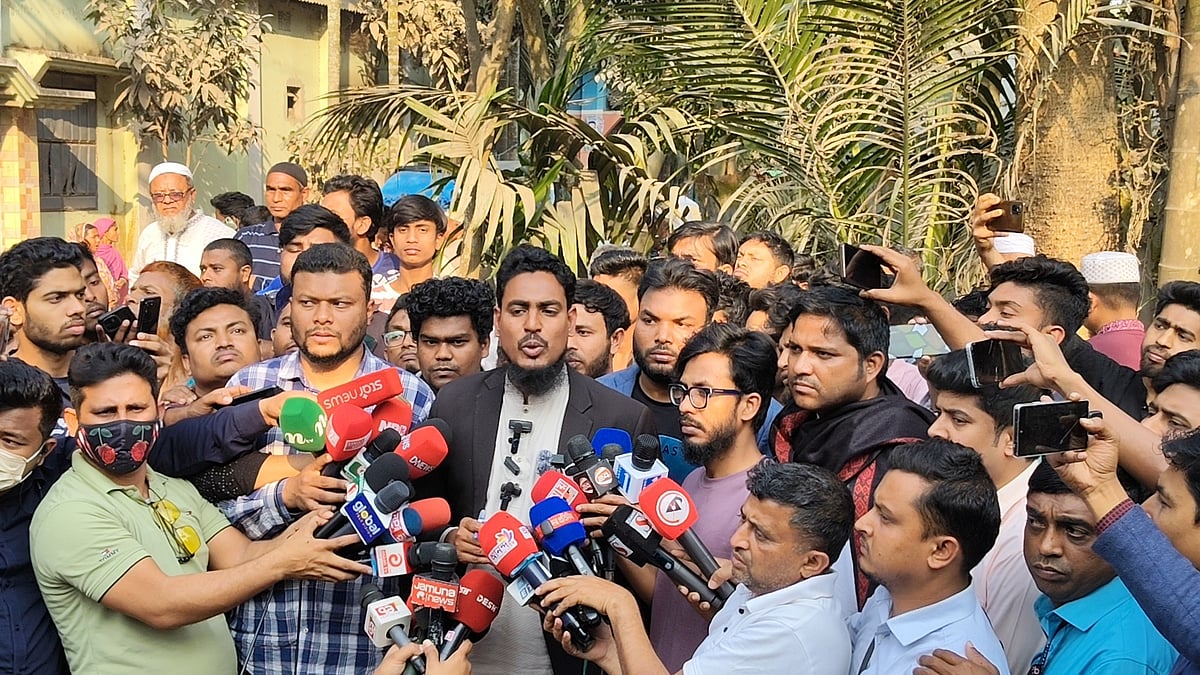 নির্বাচন–পরবর্তী হামলার শিকার পরিবারের ঘরবাড়ি পরিদর্শন শেষে  সাংবাদিকদের সাথে কথা বলছেন সংসদ সদস্য আখতার হোসেন। রোববার বিকেলে রংপুরের কাউনিয়া উপজেলার হারাগাছ পৌরসভার বালারঘাট এলাকায়