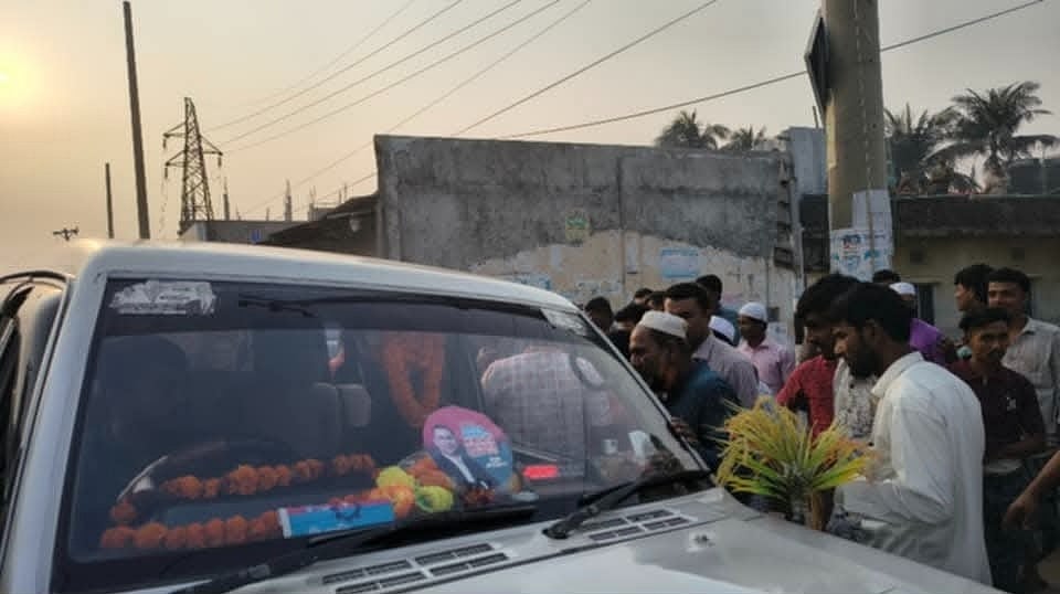 দুর্ঘটনার পর সংসদ সদস্য আলমগীর মোহাম্মদ মাহফুজ উল্লাহর গাড়িবহরের কয়েকটি গাড়ি আটকে রাখেন স্থানীয় লোকজন। আজ রোববার বিকেলে কক্সবাজারের চকরিয়া উপজেলার বদরখালী ইউনিয়নের আহমদ কবিরের ঘাটা এলাকায়