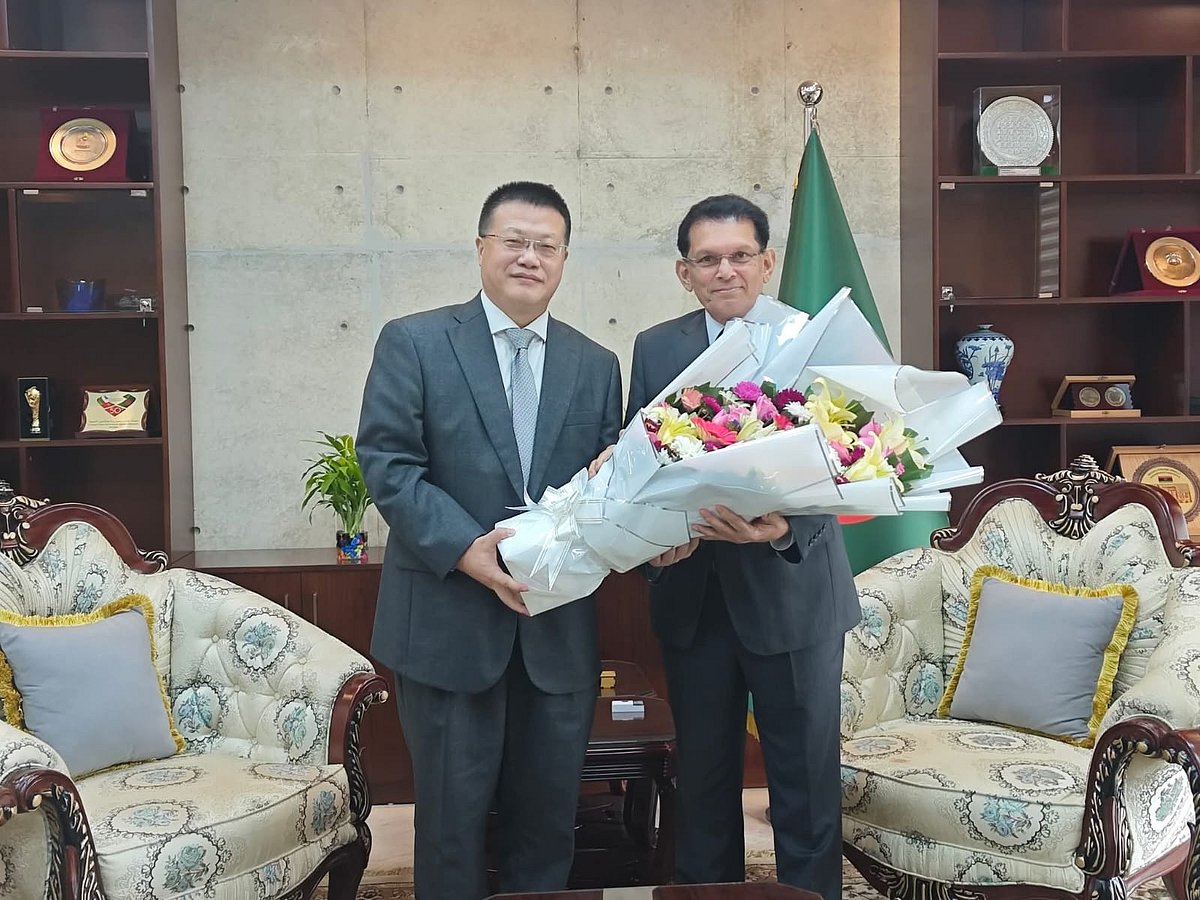 পররাষ্ট্রমন্ত্রী খলিলুর রহমানের সঙ্গে সৌজন্য সাক্ষাতে বাংলাদেশে চীনের রাষ্ট্রদূত ইয়াও ওয়েন। আজ রোববার দুপুরে পররাষ্ট্র মন্ত্রণালয়ে