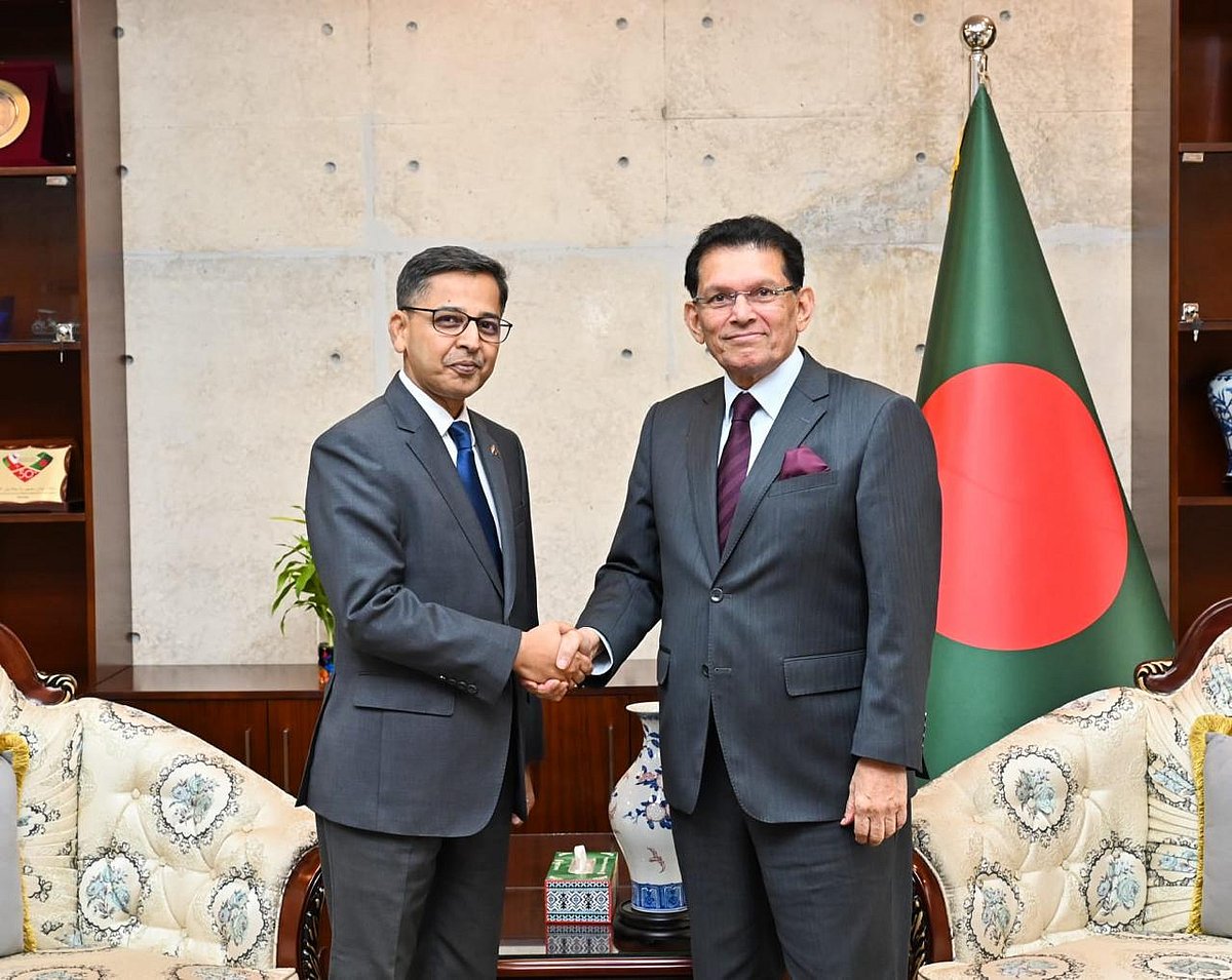 পররাষ্ট্রমন্ত্রী খলিলুর রহমানের সঙ্গে সৌজন্য সাক্ষাতে ভারতের হাইকমিশনার প্রণয় ভার্মা। পররাষ্ট্র মন্ত্রণালয়, ঢাকা। ২২ফেব্রুয়ারি