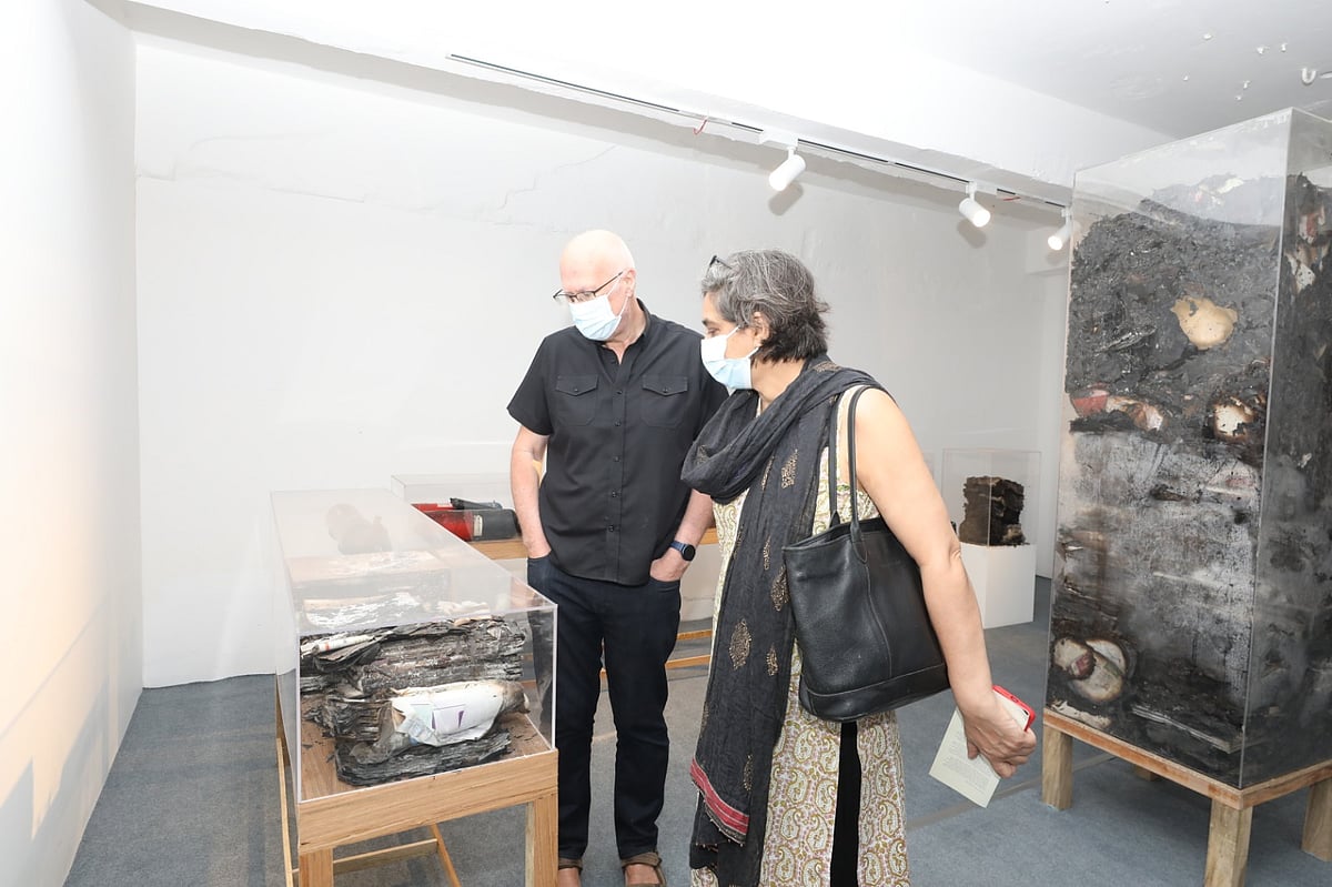 আজ প্রদর্শনী দেখতে আসেন বাংলাদেশে বসবাসরত যুক্তরাজ্যের নাগরিক গ্রেহাম জাড। আজ রোববার রাজধানীর কারওয়ান বাজারে পুড়িয়ে দেওয়া প্রথম আলো ভবনে