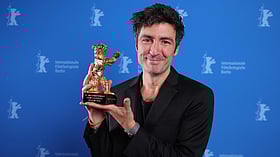 কার হাতে কোন পুরস্কার