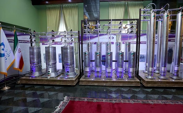 ২০২১ সালে ইরানের পরমাণু শক্তি দিবসে প্রদর্শন করা সেন্ট্রিফিউজ। এই সেন্ট্রিফিউজগুলো ইউরেনিয়াম সমৃদ্ধ করতে ব্যবহার করা হয়
