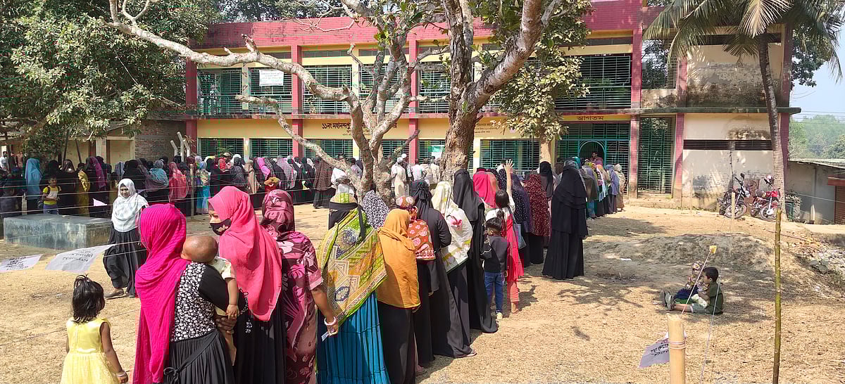 ভোট দিতে লাইনে দাঁড়িয়েছেন ভোটাররা। ১২ ফেব্রুয়ারি টাঙ্গাইল-৮ আসনের সখীপুর উপজেলার কাকড়াজান ইউনিয়নের মহানন্দপুর সরকারি প্রাথমিক বিদ্যালয় কেন্দ্রে