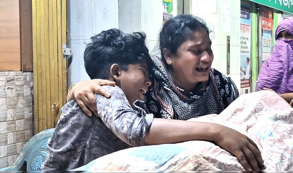 নিহত আলমগীর হোসেনের স্বজনদের আহাজারি। গতকাল রাতে লক্ষ্মীপুরের রামগঞ্জ হাসপাতালে