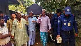 প্যারোলে মুক্তি, হাতকড়া পরে মায়ের জানাজায় অংশ নিলেন দুই ভাই