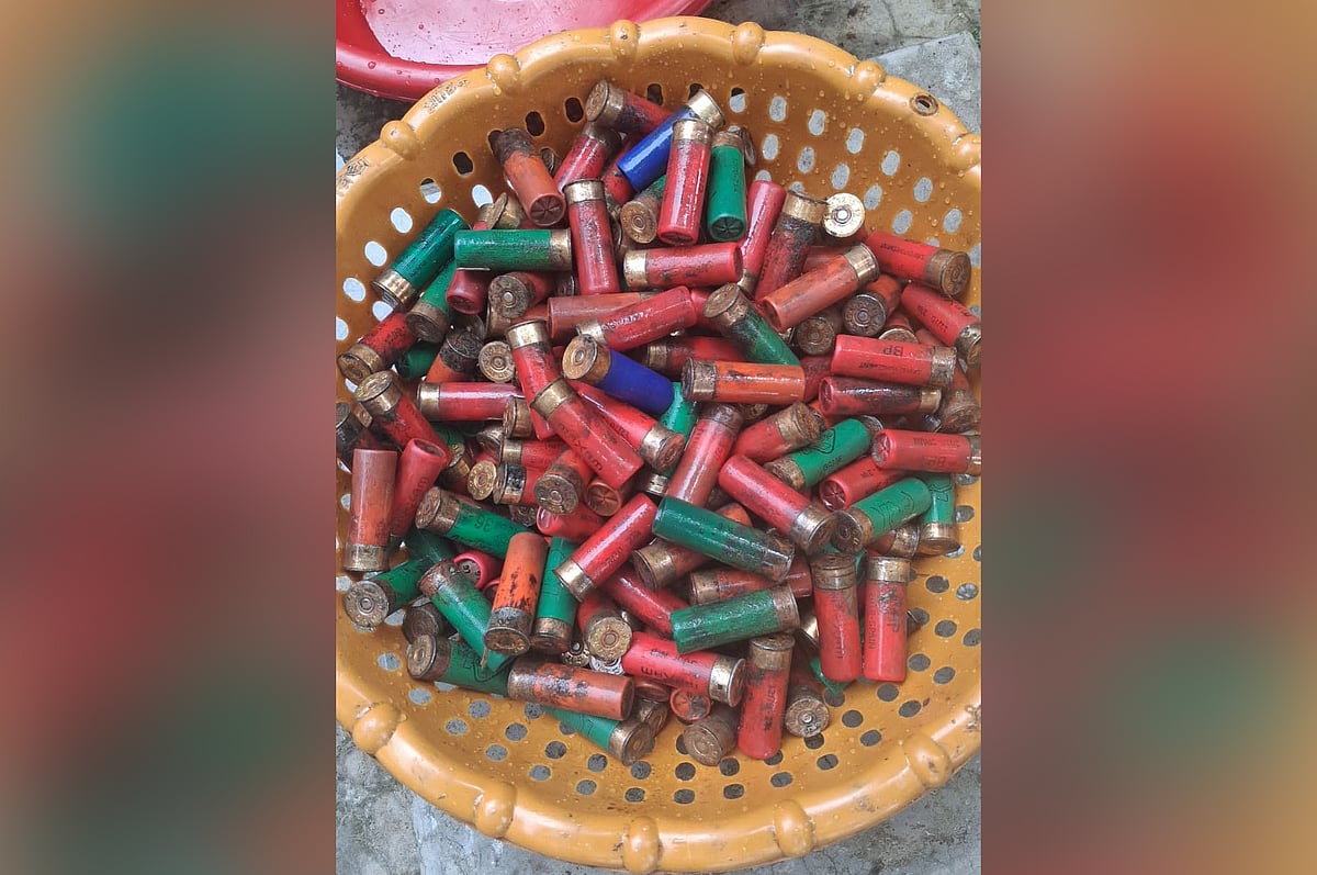 ফেনীর দাগনভূঞায় থানার পাশের পুকুর থেকে উদ্ধার পুলিশের লুট হওয়া কার্তুজ