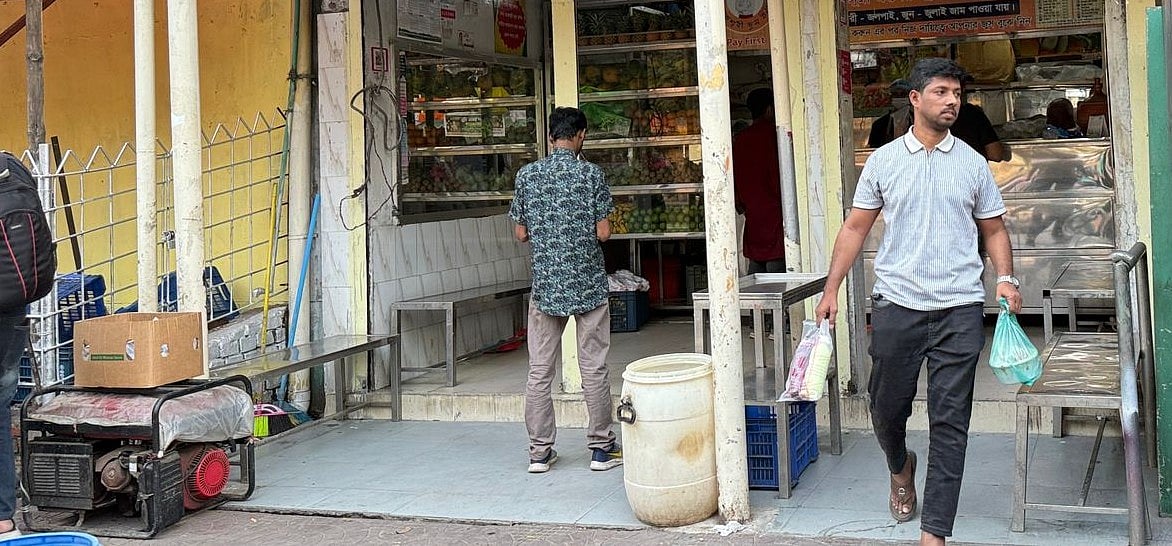 রাজধানীর আজিমপুরের একটি জুসের দোকান। গতকাল শনিবার