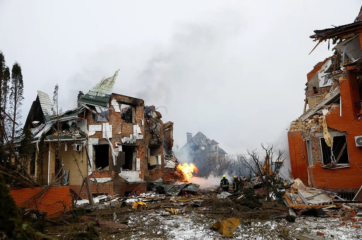 কিয়েভে রাশিয়ার হামলায় বিধ্বস্ত ভবন