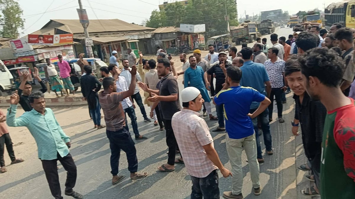 বিএন‌পি নেতাকে আটকের প্রতিবা‌দে মহাসড়ক অব‌রোধ ক‌রেন দল‌ের নেতা–কর্মীরা। আজ রোববার দুপুরে ঢাকা-সিলেট মহাসড়কের বাহুবল উপজেলার মিরপুর এলাকায়