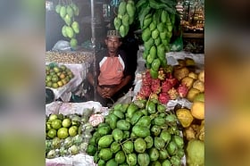 টেকনাফের বাজারে কেন অসময়ে আমের দেখা মিলছে