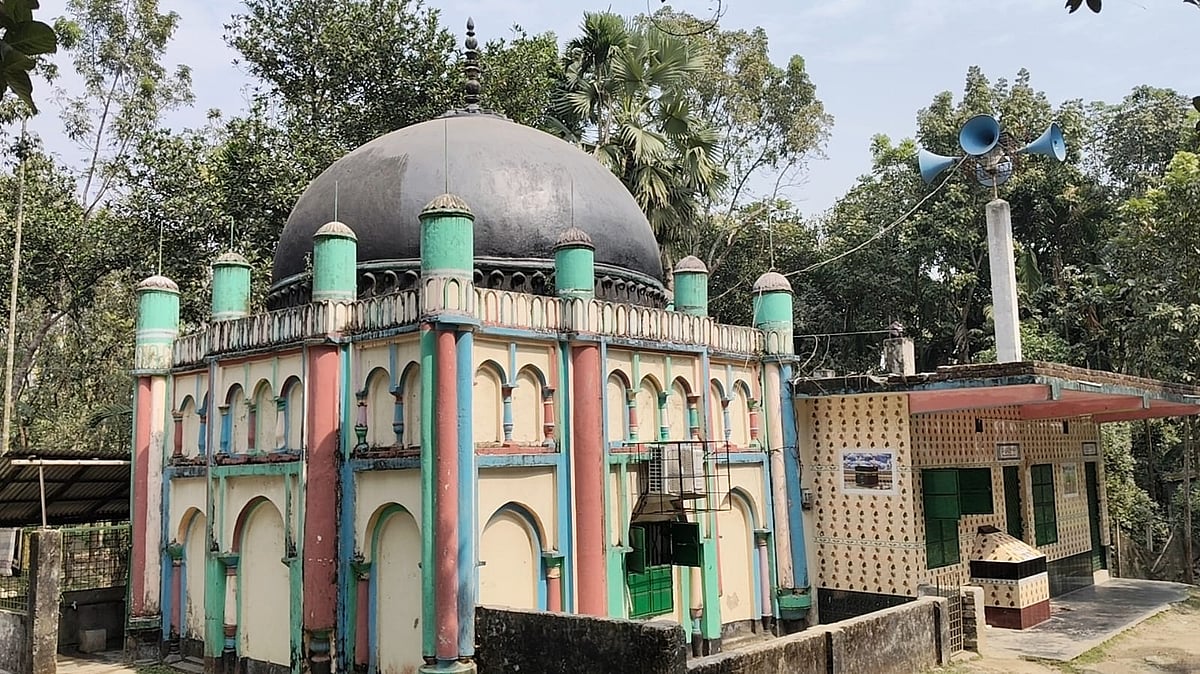 ময়মনসিংহের গফরগাঁও উপজেলার উস্থি ইউনিয়নের তেরশ্রী মসজিদ। সম্প্রতি তোলা