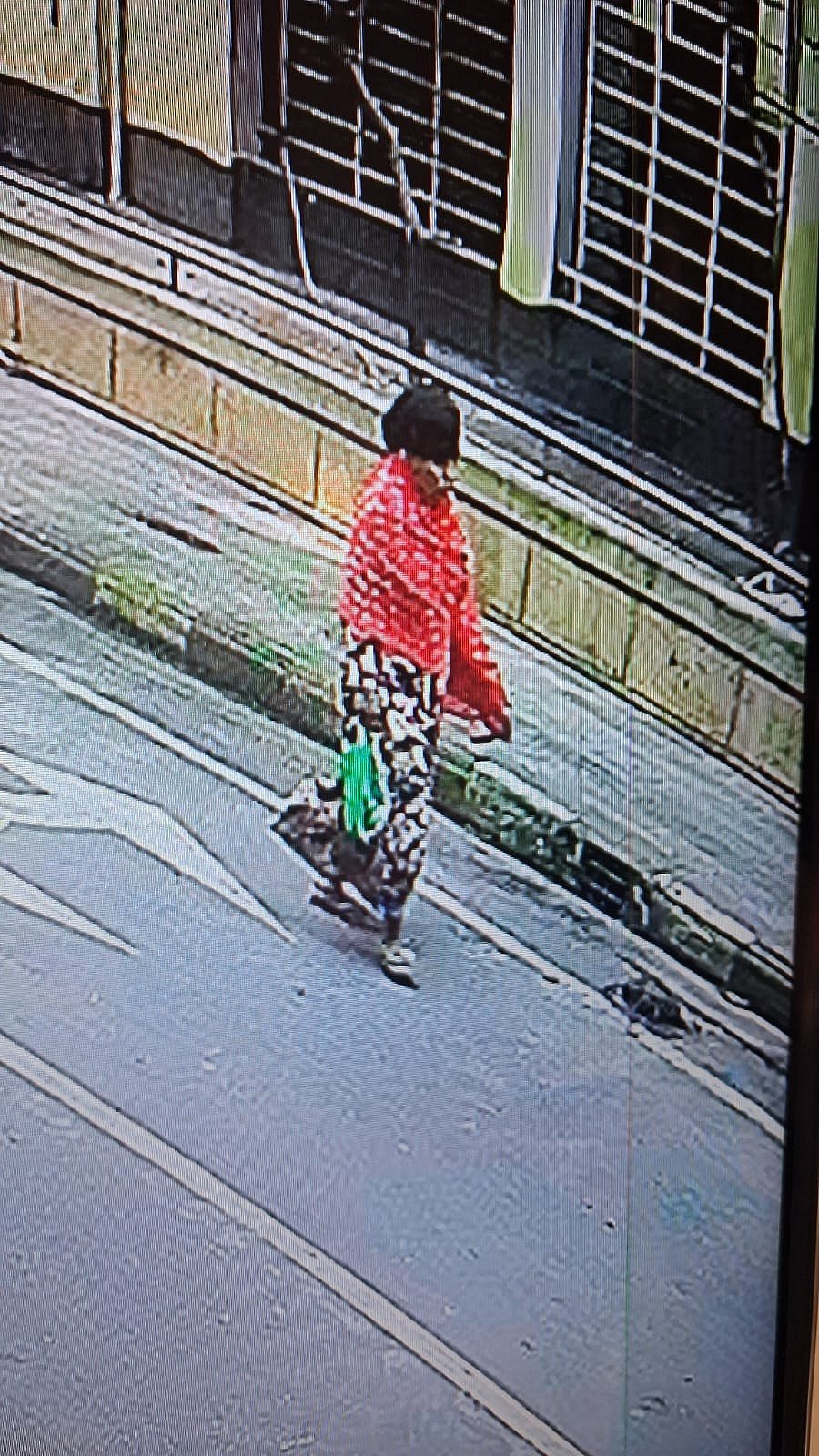 পাশের বাসার সিসিটিভি ক্যামেরার ফুটেজ দেখে ঢাকার উত্তরায় চেতনানাশক প্রয়োগ করে গৃহকর্ত্রীকে হত্যার পর স্বর্ণালংকার ও নগদ টাকা লুটের ঘটনায় গৃহকর্মী বিলকিছ বেগমকে গ্রেপ্তার করেছে পুলিশ