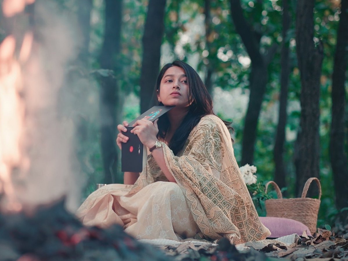 গানটি নিয়ে সামাজিক যোগাযোগমাধ্যমে আলোচনা করছেন কেউ কেউ