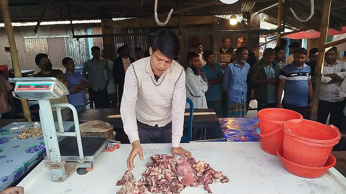 কুড়িগ্রামে গরুর পঁচা মাংস বিক্রির অভিযোগে ব্যবসায়ীকে ১০ হাজার টাকা জরিমানা করেছে প্রশাসন। সোমবার বিকেলে ফুলবাড়ী বাজারে