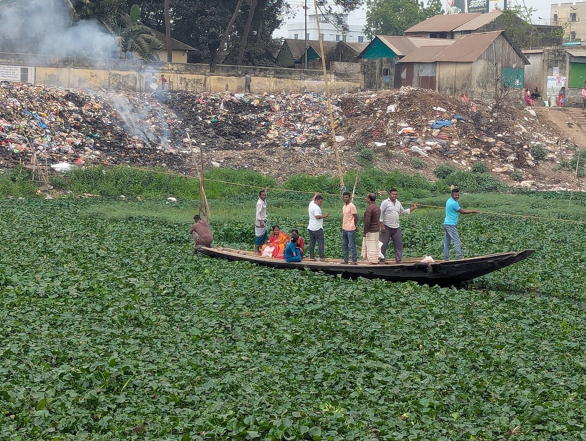 তিতাস নদের চারপাশে ঘিরে ধরেছে কচুরিপানা। এর মধ্যে নৌকা চালাতে হিমশিম খেতে হয় মাঝিদের। নদের তীরেই দেখা যাচ্ছে দখল–দূষণের চিত্র। আজ সোমবার দুপুর ১২টার দিকে কুমিল্লা শহরে