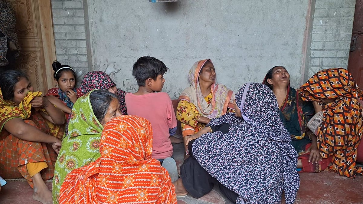 নিহতদের পরিবারের স্বজনদের আহাজারি। সোমবার দুপুরে নড়াইল সদর উপজেলার বড়কুলা এলাকায়।