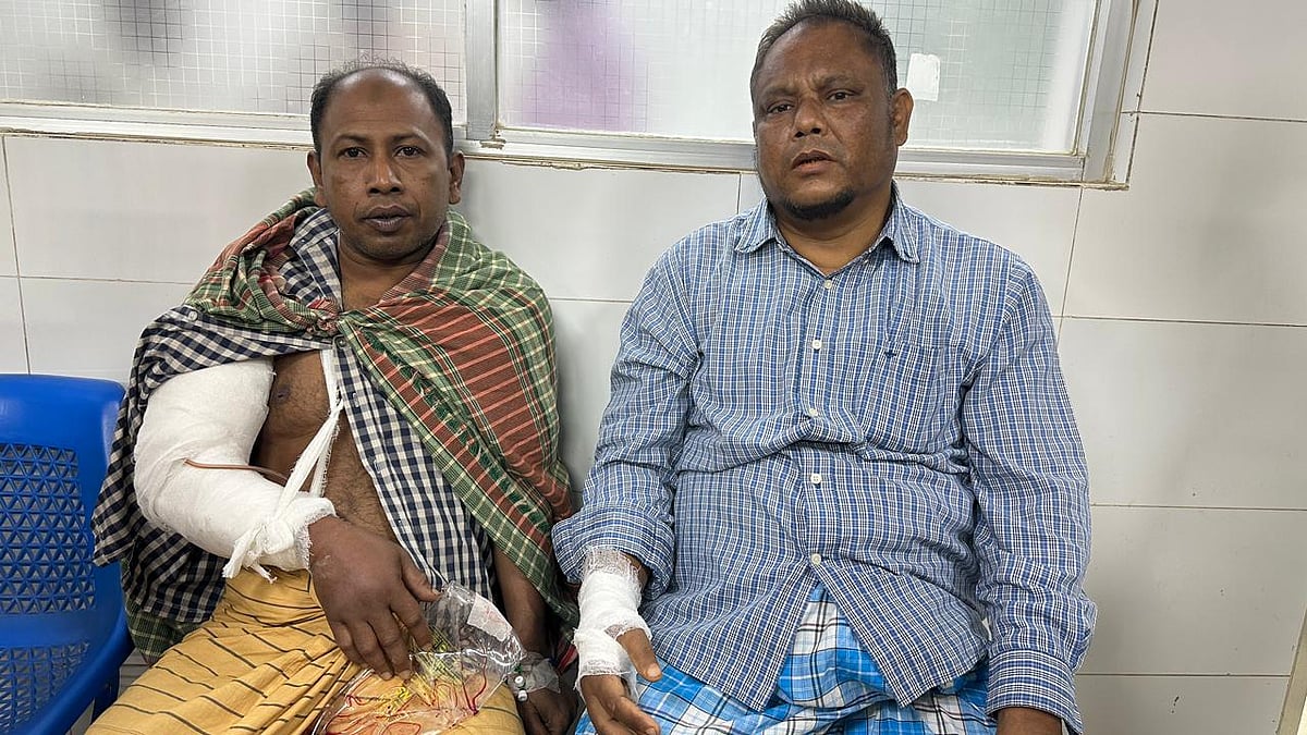 মারধরে আহত সাংবাদিক আহত সাংবাদিক এম জিয়াবুল হক ও ইকবাল ফারুক(ডানে)। আজ রাত আটটার দিকে চকরিয়া স্বাস্থ্য কমপ্লেক্সে