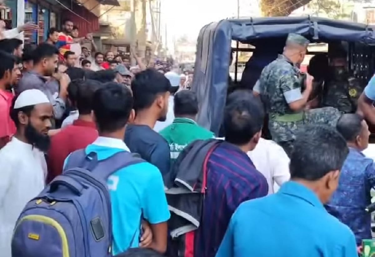 শেরপুরের নালিতাবাড়ীতে ভ্রাম্যমাণ আদালতের অভিযানে ব্যবসায়ীদের বাধায় উত্তেজনা দেখা দেয়। পরে স্থগিত করে সরে যান নির্বাহী ম্যাজিস্ট্রেট। সোমবার বি‌কে‌লে শহ‌রের তারাগঞ্জ উত্তর বাজারে