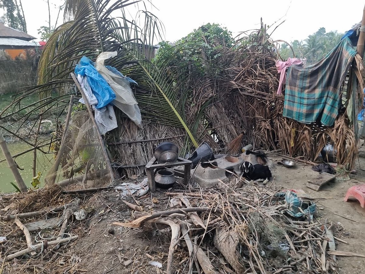 ঘরের বাইরে খোলা আকাশের নিচে তাসলিমাদের রান্নার জায়গা। এখানেই ইফতারের জন্য ভাত রেঁধেছে তাসলিমা। চানন্দী, হাতিয়া, নোয়াখালী