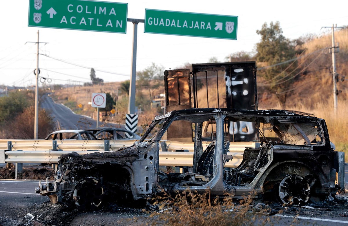 মেক্সিকোর সড়কে পুড়িয়ে দেওয়া গাড়ি