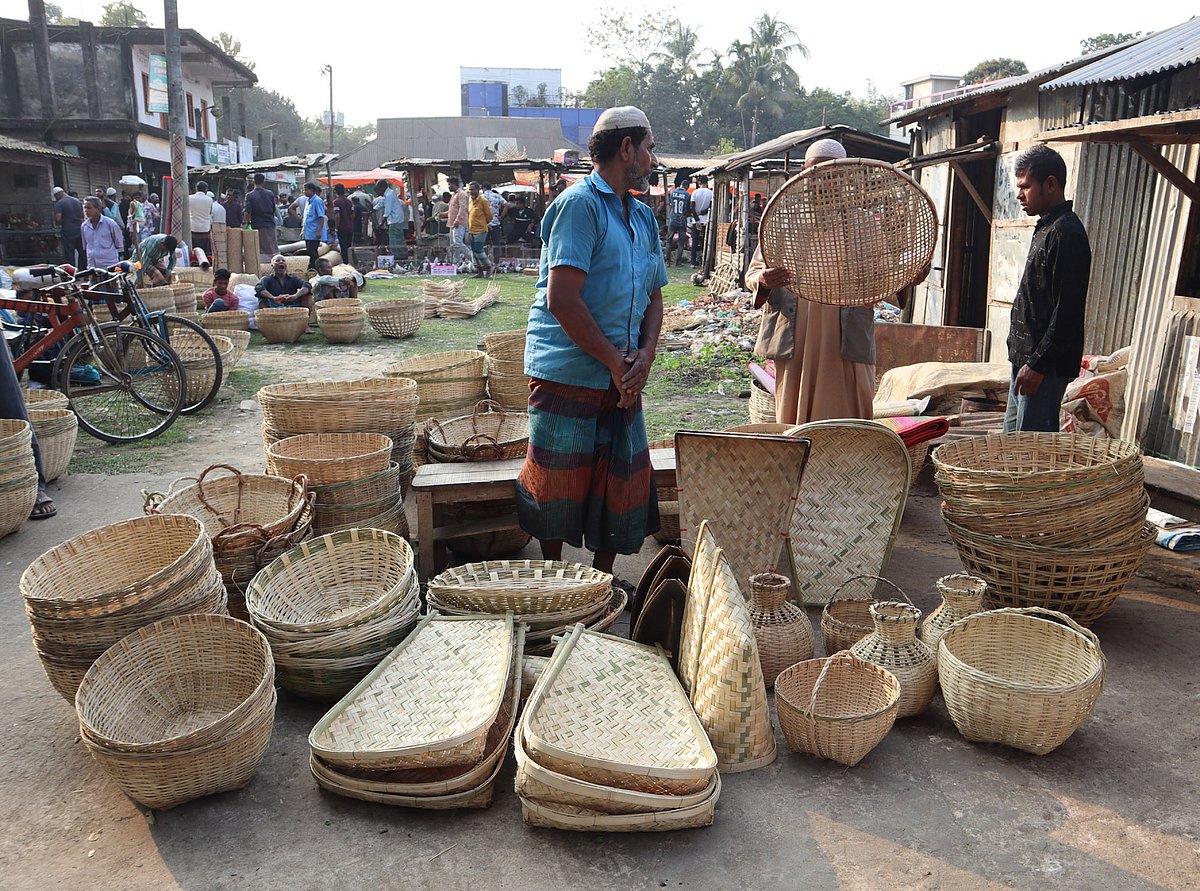 বাঁশ-বেতের তৈরি বিভিন্ন পণ্যের দোকানে ব্যস্ত ক্রেতা-বিক্রেতা। গতকাল বিকেলে মৌলভীবাজারের রাজনগর উপজেলার টেংরা বাজারে