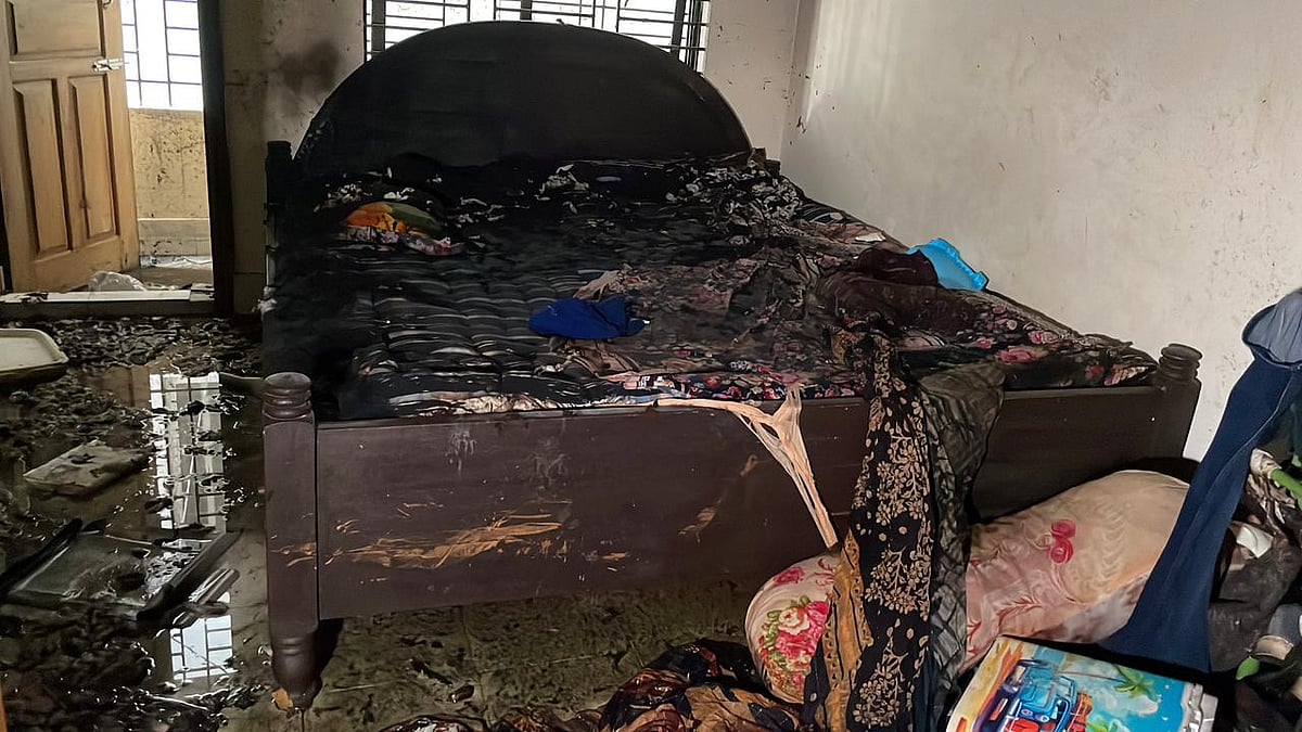 আগুনে দগ্ধ হওয়া ভবনটির একটি ফ্ল্যাট। আজ দুপুরে নগরের হালিশহর থেকে তোলা