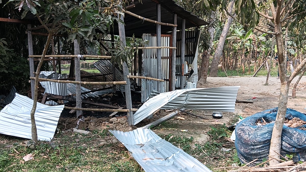 জমি বিরোধের জেড়ে জলিল শেখের ছেলেদের তৈরি বসত ঘর সোমবার সকালে প্রতিপক্ষের লোকজন ভেঙে দেওয়ার পর আগুন ধরিয়ে দেয়। রাজবাড়ী সদর উপজেলার বেথুলিয়া এলাকার খোন্দকার পাড়ায়