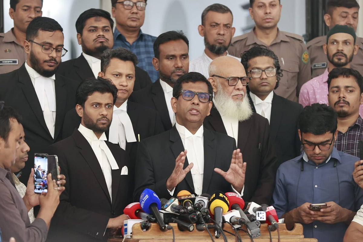 আন্তর্জাতিক অপরাধ ট্রাইব্যুনাল প্রাঙ্গণে সাংবাদিকদের সঙ্গে কথা বলছেন আন্তর্জাতিক অপরাধ ট্রাইব্যুনালের সদ্য সাবেক চিফ প্রসিকিউটর মোহাম্মদ তাজুল ইসলাম। আজ সোমবার দুপুরে