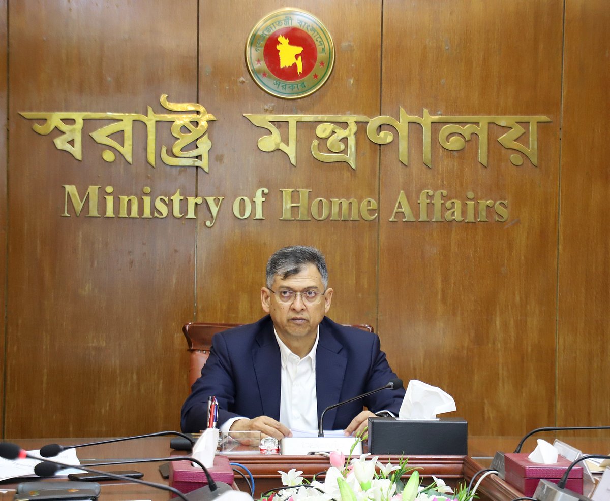 স্বরাষ্ট্রমন্ত্রী সালাহউদ্দিন আহমদ। আজ সোমবার সচিবালয়ে স্বরাষ্ট্র মন্ত্রণালয়ের সভাকক্ষে 