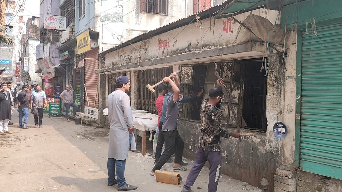 ময়মনসিংহে জেলা আওয়ামী লীগের দলীয় কার্যালয়ে ভাঙচুর চালিয়ে পাবলিক টয়লেট ঘোষণা দেওয়া হয়। আজ সোমবার দুপুর ১২টার দিকে নগরের গাঙ্গিনারপাড় শিববাড়ি এলাকায়
