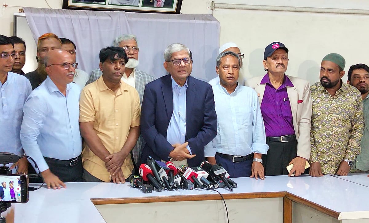 রাজধানীর নয়াপল্টনে বিএনপি কেন্দ্রীয় কার্যালয়ে সাংবাদিকদের সঙ্গে কথা বলেন বিএনপির মহাসচিব মির্জা ফখরুল ইসলাম আলমগীর