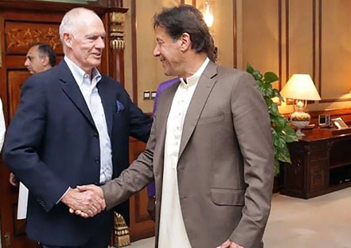 ইমরান পাকিস্তানের প্রধানমন্ত্রী থাকার সময় তাঁর ইসলামাবাদ দপ্তরে গ্রেগ চ্যাপেল।