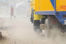 ঢাকা বিশ্বের সবচেয়ে দূষিত বায়ুর নগরী আজ, খুলনার দূষণ ভয়াবহ