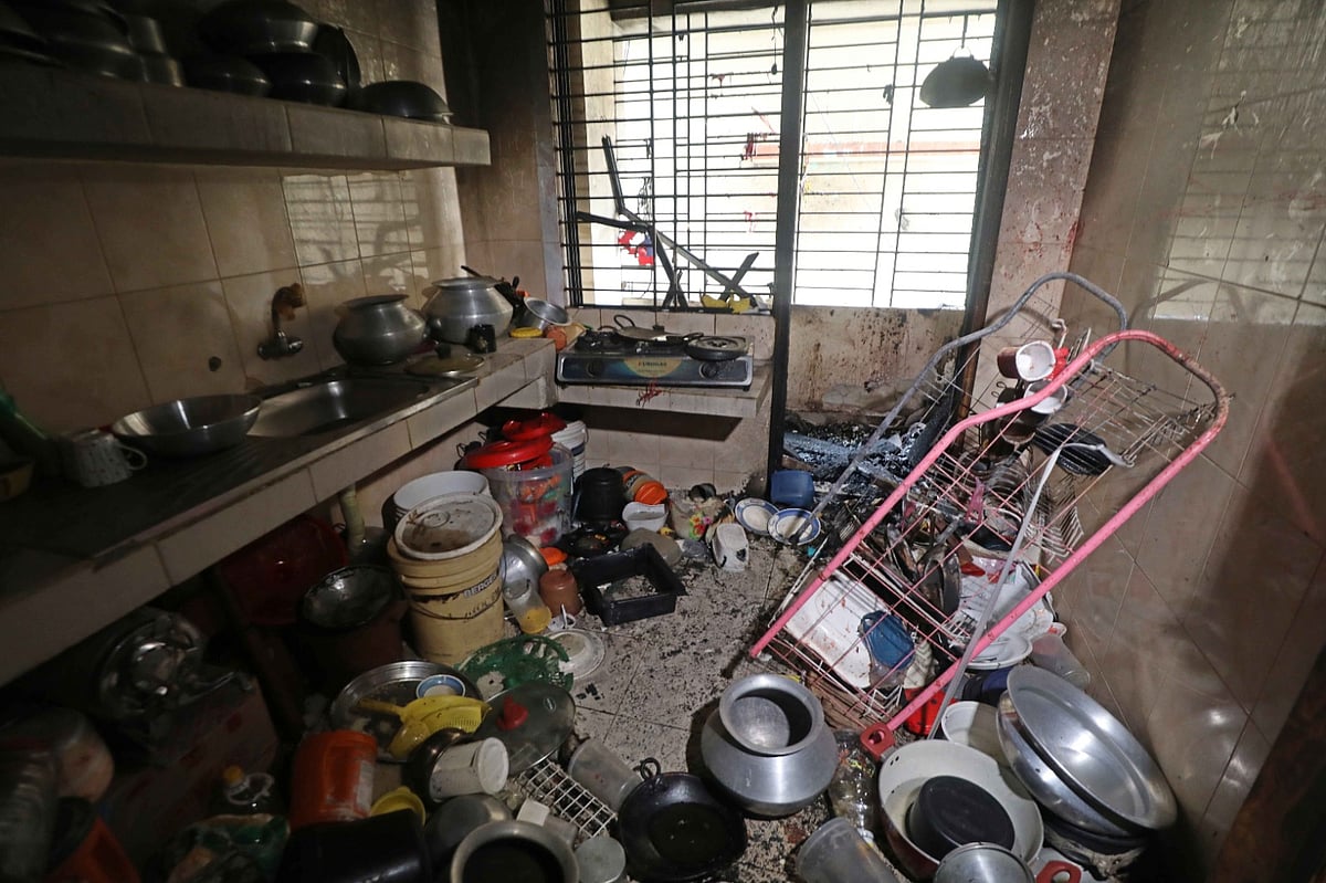 চট্টগ্রাম নগরের হালিশহর এইচ ব্লকের হালিমা মঞ্জিল ভবনের ৩য় তলায় বিস্ফোরণে লন্ডভন্ড রান্না ঘর। আজ সকাল সাড়ে ১০টায়