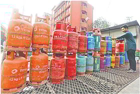 বেশি দামেই কিনতে হচ্ছে এলপিজি সিলিন্ডার