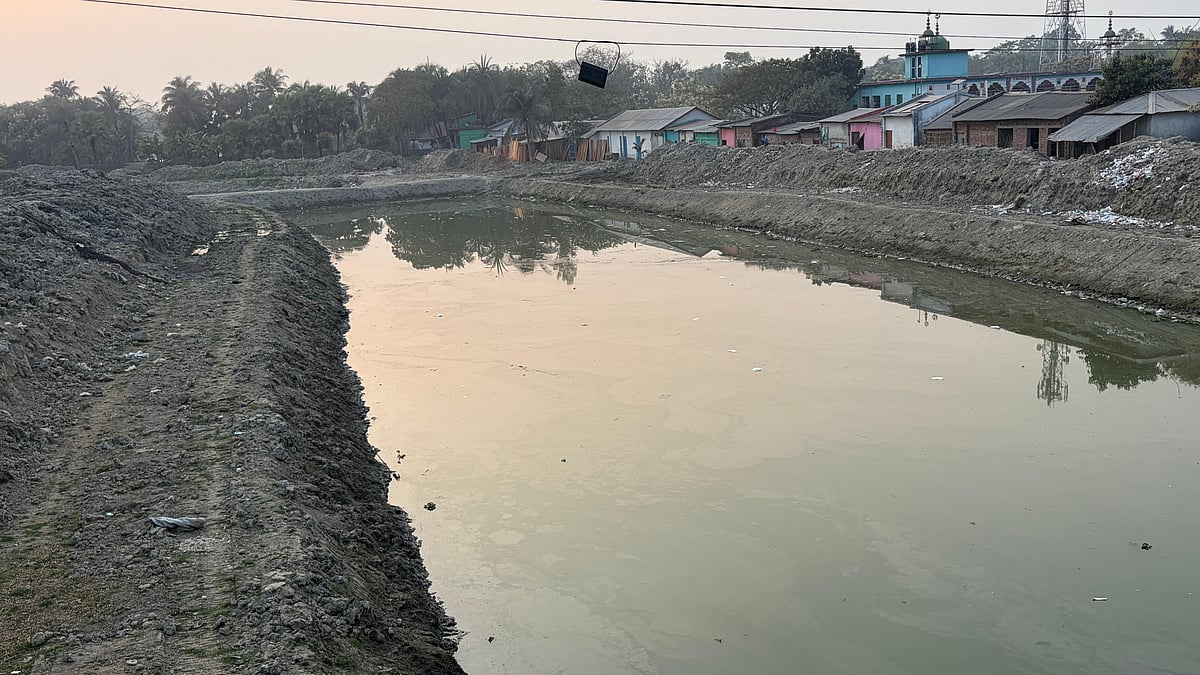 প্রকল্পের মাধ্যমে হরি নদী পুনঃখনন করা হচ্ছে। রোববার (২২ ফেব্রুয়ারি) বিকেলে যশোরের মনিরামপুর উপজেলার কপালিয়া এলাকায়