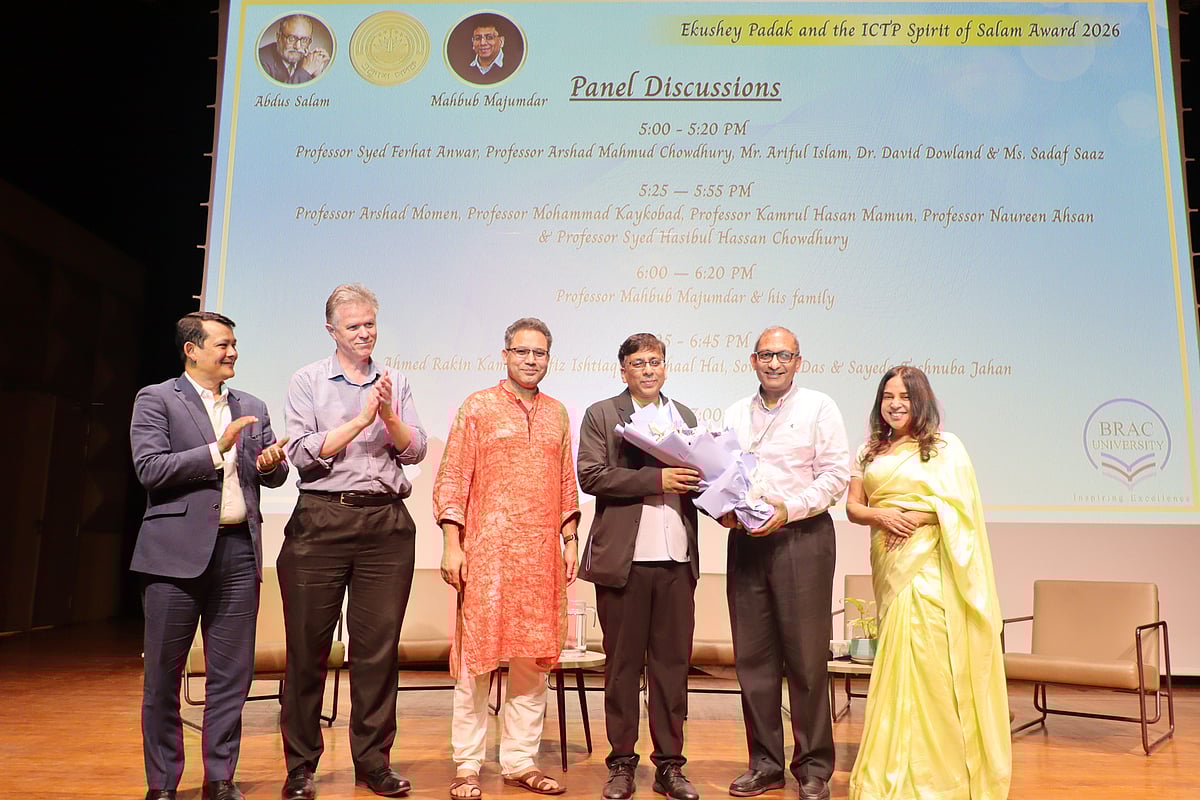 মাহবুবুল আলম মজুমদার এবং এ এফ এম ইউসুফ হায়দারকে ফুল দিয়ে শুভেচ্ছা জানান ব্র্যাক বিশ্ববিদ্যালয়ের উপাচার্য সৈয়দ ফারহাত আনোয়ার